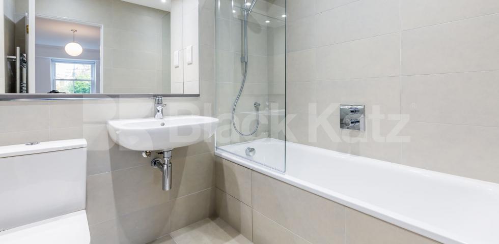 			GOOD TO CONVERT LOUNGE FOR 3!, 3 Bedroom, 1 bath, 1 reception Flat			 York Way, CAMDEN BORDERS 
